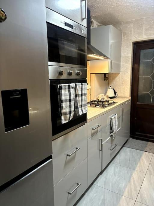 Charming And Cosy London Home, Garden, Parking & Family Fun มิทแชม ภายนอก รูปภาพ