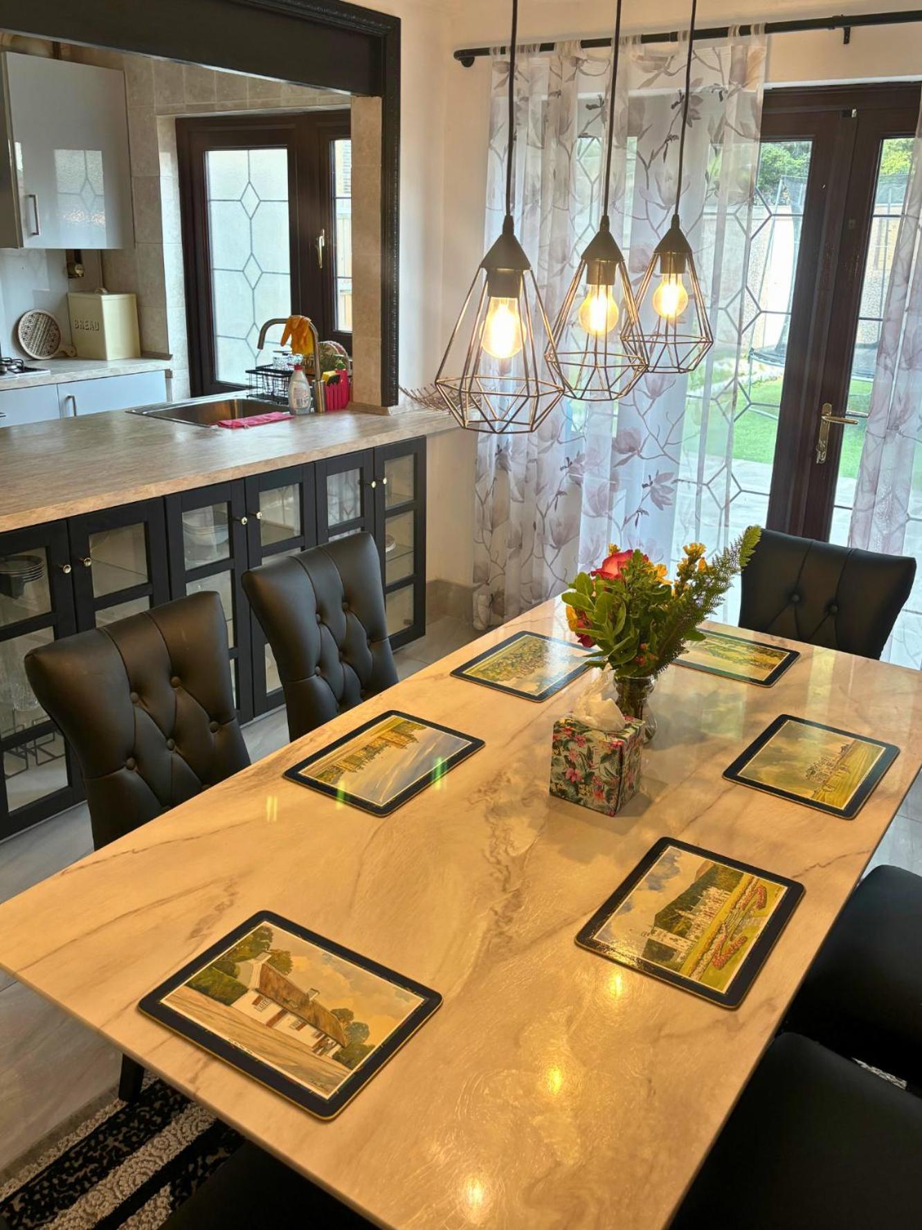 Charming And Cosy London Home, Garden, Parking & Family Fun มิทแชม ภายนอก รูปภาพ
